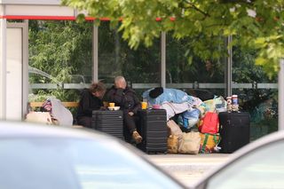 Ukrainki koczują na przystanku w Warszawie