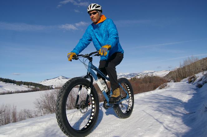 Jazda na rowerze zimą: technika jazdy, dobór opon zimowych i stroju