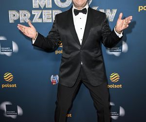 Ksiądz Krzysztof Kołtunowicz bez skarpetek wygłupia się przy kawałku Zenka Martyniuka