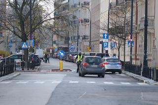 Policjanci zablokowali ul wiejską