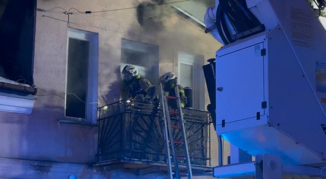 Nocny pożar w Falenicy. Strażacy walczyli z ogniem do rana