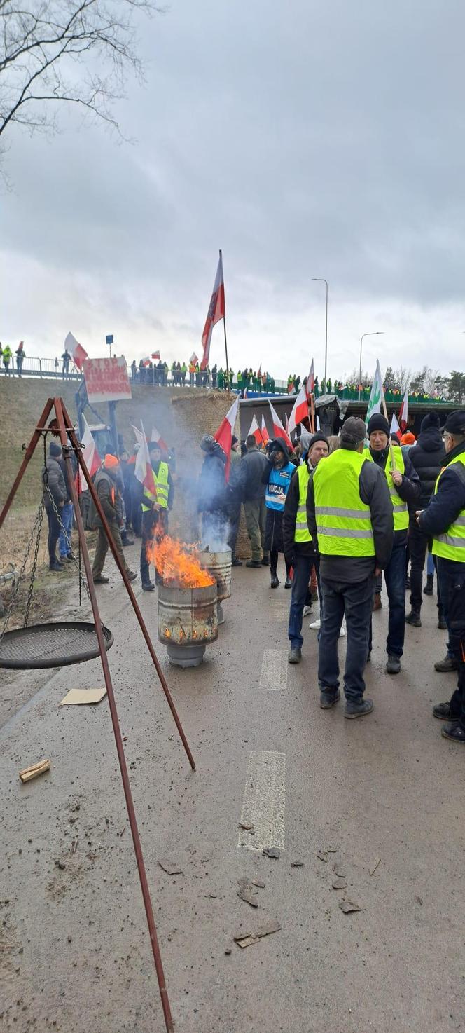 Rolnicy z woj. lubelskiego blokują drogi w regionie. Na protestującymi czuwa policja 