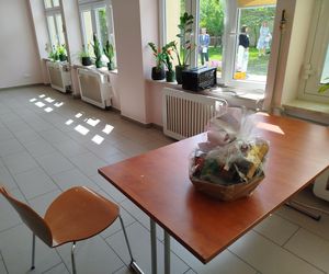 Przez lata ŚDS w Siedlcach działał w dwóch lokalizacjach, teraz już oficjalnie funkcjonuje w jednym miejscu, w budynkach dostosowanych do potrzeb osób z niepełnosprawnościami. 