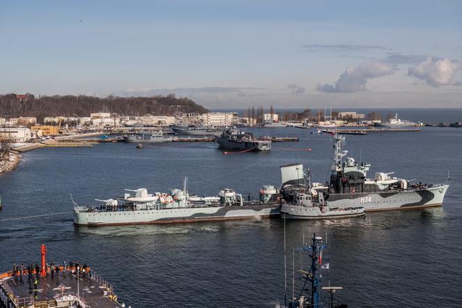 ORP Błyskawica opuściła swoje miejsce przy nabrzeżu w Gdyni