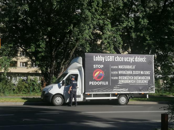 Furgonetka Anty-LGBT na ulicach Krakowa