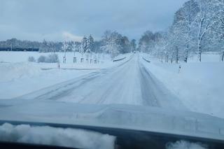 Atak zimy w warmińsko-mazurskim. Intensywne opady śniegu powodem wielu kolizji i wypadków [ZDJĘCIA]