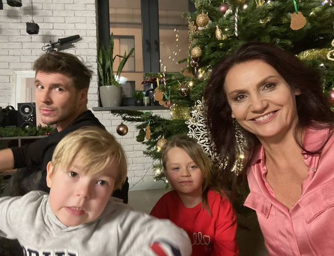 M jak miłość, święta, Marcin (Mikołaj Roznerski), Aleksandra (Małgorzata Pieczyńska), Szymek (Staś Szczypiński) i Maja (Laura Jankowska)