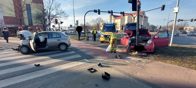 Zderzenie dwóch osobówek w Bydgoszczy! Jedna osoba ranna [ZDJĘCIA]