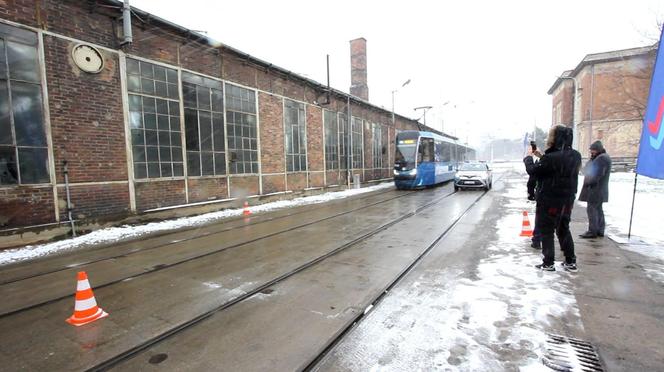 Kierowcy lekceważą ten przepis, wielu nie ma o nim pojęcia. To nagranie pokazuje, czym to grozi