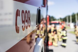 Dwa rozbite samochody i wiele poszkodowanych osób. Tak wyglądała specjalna akcja przed krakowskim szpitalem 