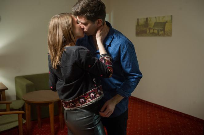 Na Wspólnej, odc. 2910. Mikołaj (Krzysztof Wieszczek), Roma (Julia Kamińska)
