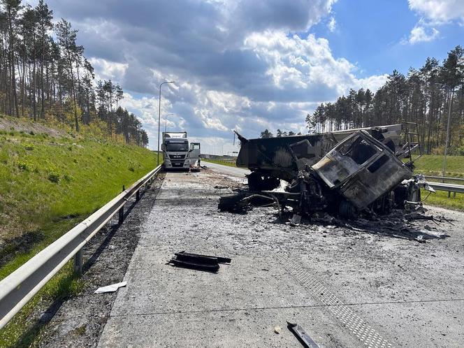 Zderzenie dwóch ciężarówek na S5 pod Bydgoszczą! Jedna stanęła w płomieniach