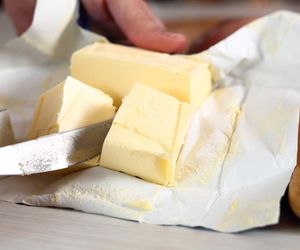 Masło będzie miękkie i gotowe do smarowania w 30 sekund. Odkrój kawałek i przykryj szklanką. Sposób na twarde masło