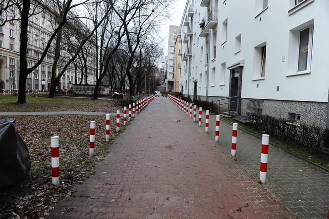 Słupki i znaki zakazu zalały osiedle. Drogowy absurd w Śródmieściu