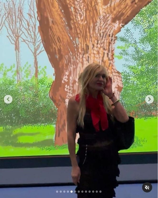 Monika Olejnik pręży biust w wydekoltowanej sukni. Co za sylwetka!