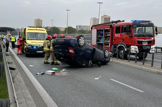 Wypadek na S8 w Warszawie, są ranni. Hyundai dachował, w oplu urwało koło