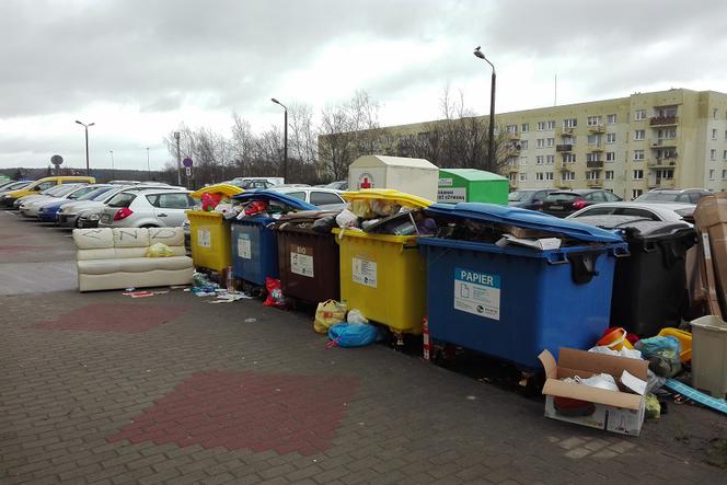 Śmietniki przy blokach przy Kazimierza Wielkiego w Gorzowie.