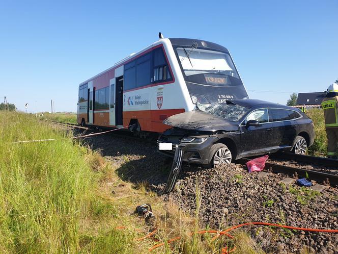 Tragednia pod Lesznem na przejeździe kolejowym. Nie żyje jedna osoba 