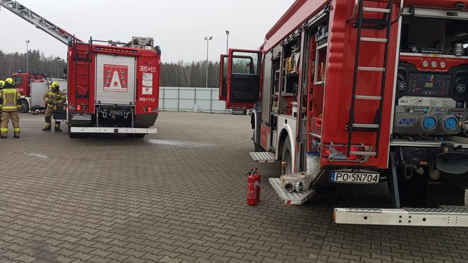 Pożar w firmie w Kąkolewie. Szybka reakcja pracowników na ogień