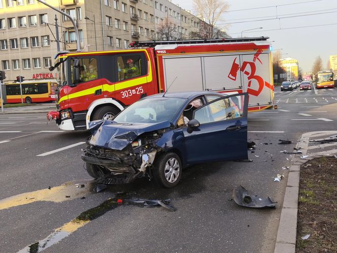 Warszawa. Dwa wypadki na skrzyżowaniu Grójeckiej i Wawelskiej. Autobus zderzył się z pojazdem wojskowym [ZDJĘCIA].