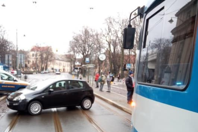 Kraków: torowisko w centrum zablokował samochód. Za kółkiem kierowca-widmo