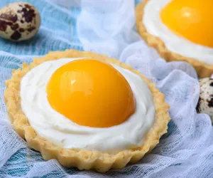 Jajka sadzone na słodko. Wielkanocny przepis na kruche tarteletki z kremem i brzoskwiniami 
