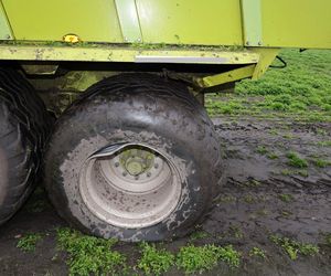 Bus wbił się w tył przyczepy traktora! O krok od tragedii na DK 62