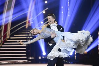 Był czarnym koniem Tańca z Gwiazdami. Teraz na ściance pokazał żonę i dzieci