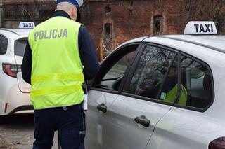 Kraków: szokujące wyniki kontroli taksówek. Kierowca pod wpływem alkoholu, 81 wykroczeń na 99 inspekcji