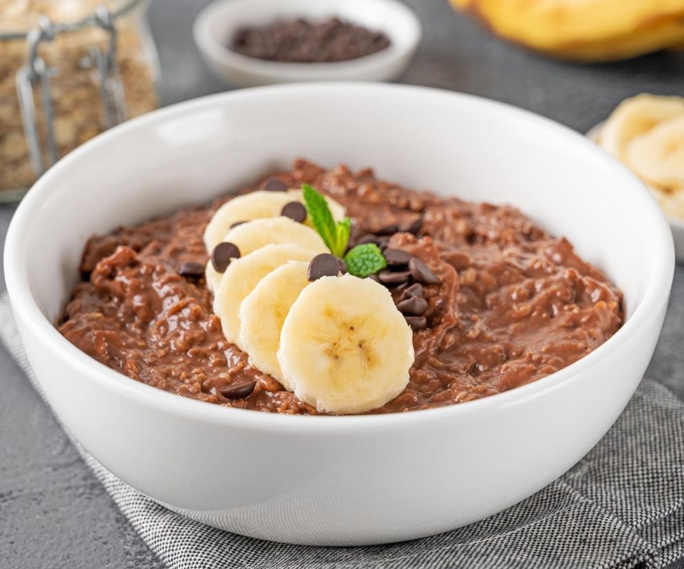 Niby śniadanie, a smakuje jak deser. Owsianka Bounty zachwyca smakiem