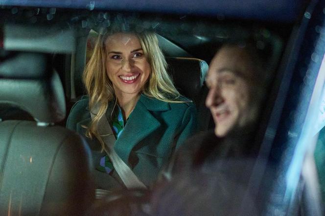 Na Wspólnej, odcinek 3758: Eliza (Katarzyna Chorzępa), taksówkarz (Sebastian Badurek) 