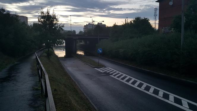 Ulewa w Bydgoszczy. Woda zalała ul. Brzechwy pod wiaduktem kolejowym [ZDJĘCIA]