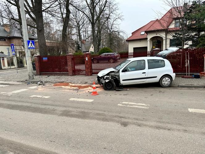 Dramat na Białołęce. Wiozła dzieci, roztrzaskała się na słupie