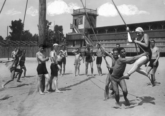 Imprezy na plaży, siatkówka i... zapasy! Zobaczcie, jak warszawiacy kiedyś spędzali lato [GALERIA]
