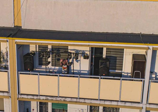 Balkonowe party w czasie epidemii. Oni wiedzą, jak się bawić!
