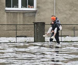 Nawałnica nad Gnieznem. Miasto zalały strumienie wody po ulewie i gradobiciu [ZDJĘCIA].