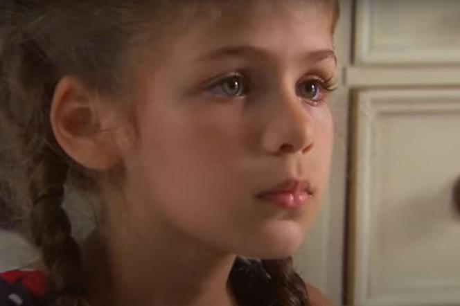 Isabella Damla Güvenilir jako Elif 