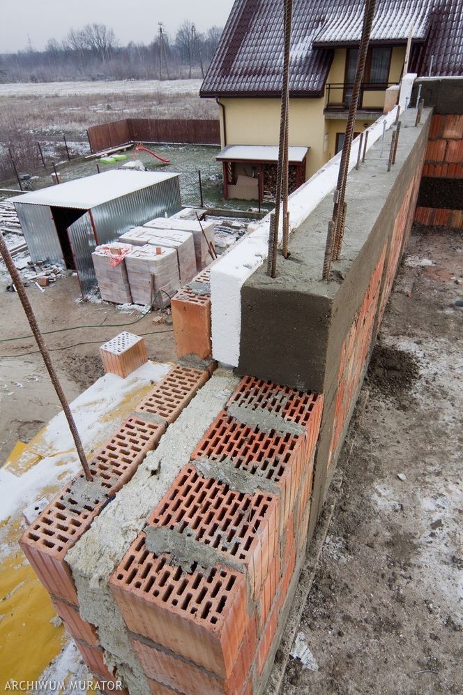 Wiązanie betonu w niskich temperaturach. Czy możliwe jest betonowanie zimą?
