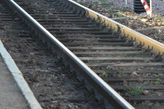 Osobówka zderzyła się z pociągiem pod Jarocinem! 25-latek zginął na miejscu