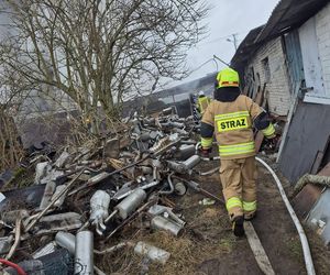 Kilkanaście wozów strażackich gasiło pożar miejscowości Kalinowy Dół 