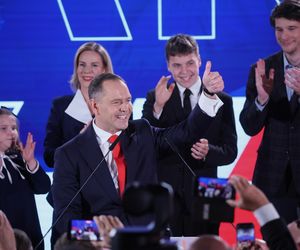 Córeczka Nawrockiego skradła show w czasie wieczoru wyborczego. Kasia wysyłała całuski i machała do zgromadzonych