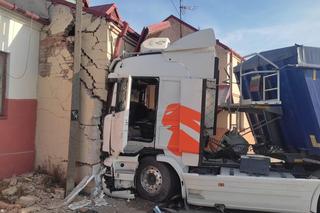 Fatalny wypadek pod Przysuchą! Tir zniszczył dom jednorodzinny [ZDJĘCIA]