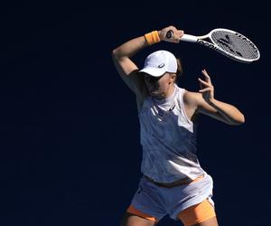 Iga Świątek - Rybakina O której godzinie gra Iga Świątek mecz dzisiaj w nocy Australian Open Polka zacznie późno! KIEDY gra Iga Świątek 4. runda