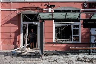 Brutalny atak na centrum ukraińskiego miasta. Pocisk spadł na teatr [ZDJĘCIA]