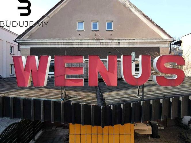 Napis "Kino Wenus" na blaszanym dachu