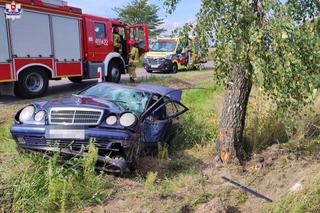 Wypadek w Hołownie. Mercedes wbił się w drzewo!