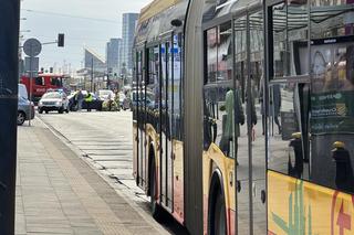 Dramatyczny wypadek w Śródmieściu! Osobówka i autobus roztrzaskane