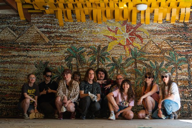 Czyszczenie mozaiki w Kiekrzu z bazgrołów