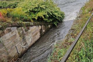 Deszcz w Krakowie znów sprawił, że Wisła zamieniła się w ściek. Przez miasto przełynęła rzeka papieru toaletowego, włosów i podpasek