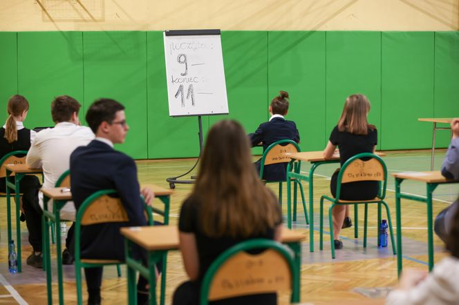 Wydłużony czas na egzaminie ósmoklasisty 2025. Kto może skorzystać i jak to zrobić?